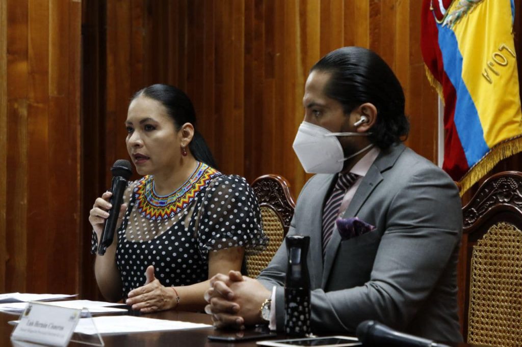 Diana Atamaint y Luis Cisneros, presidenta del CNE, y director de la Delegación del CNE en Loja.