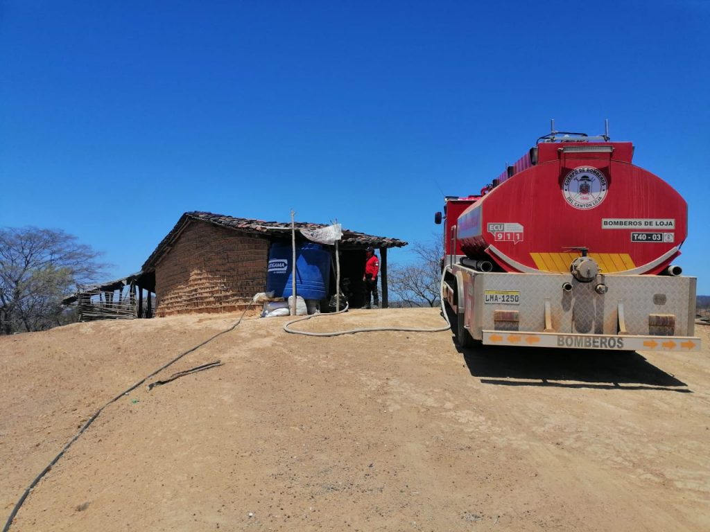 El Cuerpo de Bomberos de Loja aportó con un tanquero para la distribución de agua a comunidades zapotillanas.
