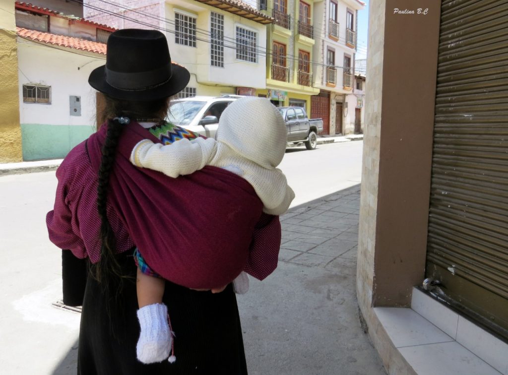 Es muy común ver como las madres se encargan del cuidado y crianza de sus hijos; en las calles y domicilios es normal ver como cargan a sus hijos en la espalda agarrados de una tela, acción conocida como ‘buchir’.