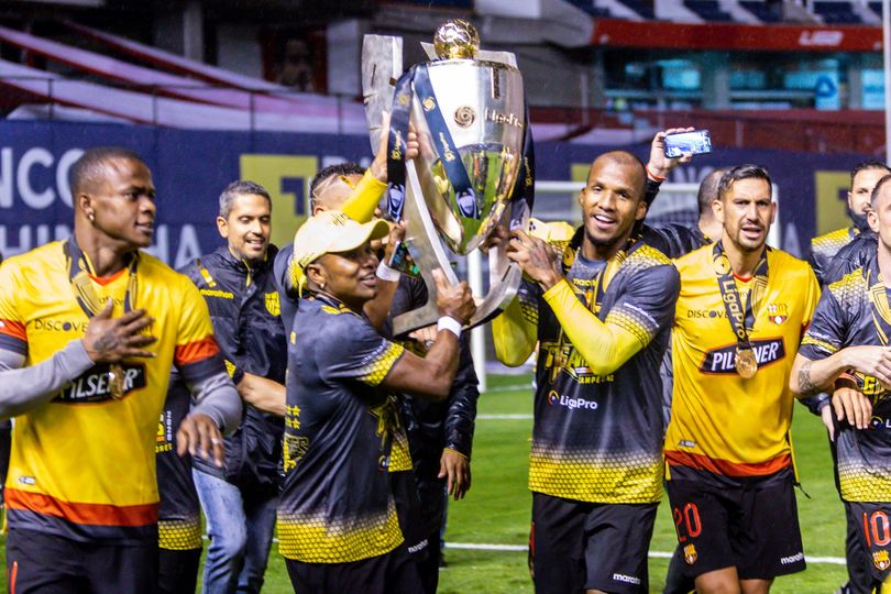 Los jugadores de Barcelona exhiben las copas.