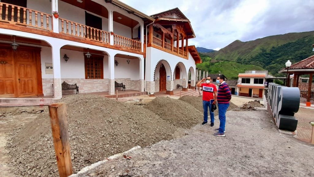 El adoquinamiento, es uno de los trabajos que se realiza.