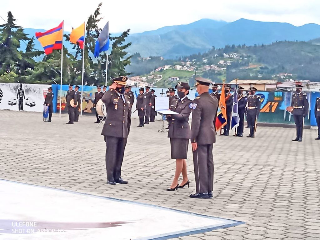 Eduardo Pérez Flores (izq.) recibe el mando de William Posso Mejía.