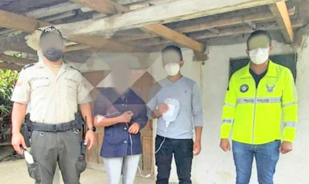 Ella fue revisada por un médico y se encuentra en buen estado.