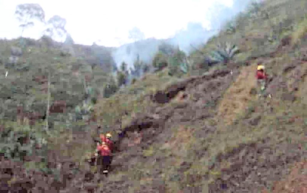 A la labor de liquidación del fuego se sumaron los moradores.