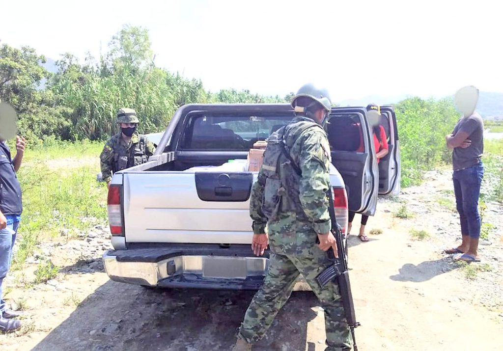 La camioneta y los productos fueron decomisados por la Policía del cantón Macará.