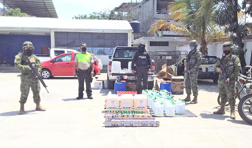Son varios recipientes de herbicidas los que UCOF confiscó.