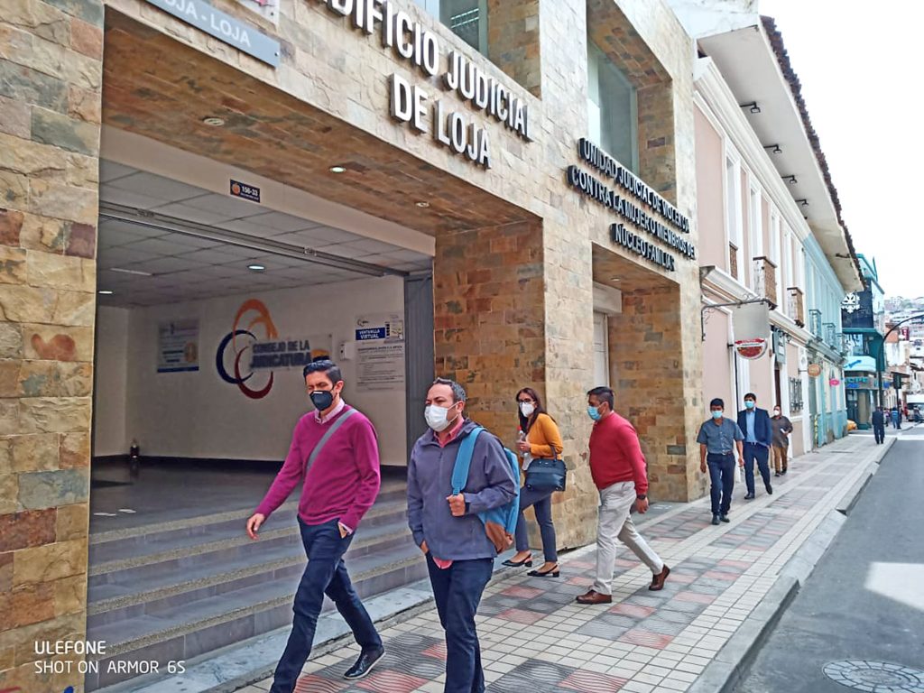 Bella Castillo Hidalgo y Alejandro Vallejo Ramírez cuando llegaban a la diligencia judicial.