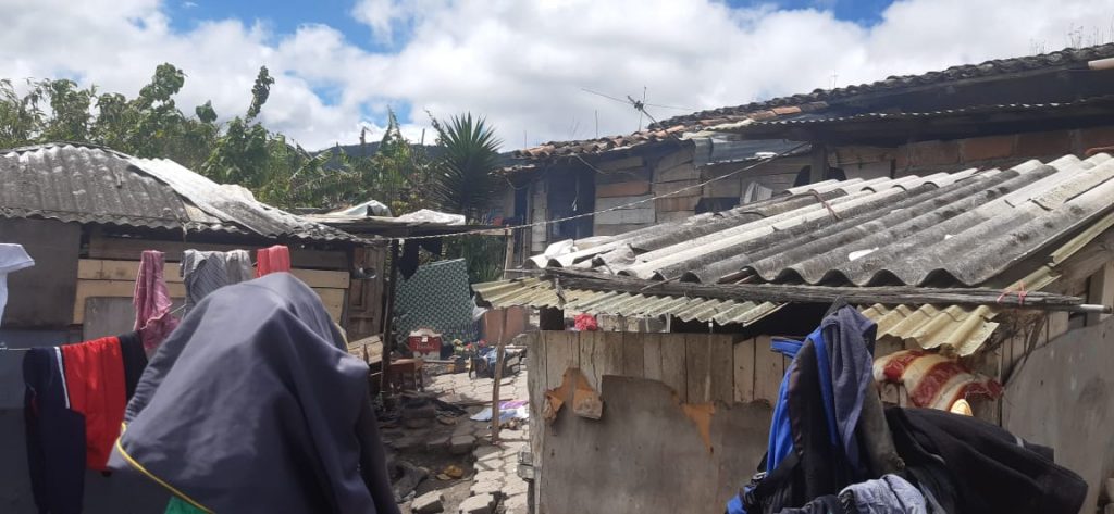 La vivienda de construcción mixta está ubicada en las calles Israel, entre Alemania y avenida Eugenio Espejo, por el barrio Isidro Ayora, al occidente de la ciudad de Loja.