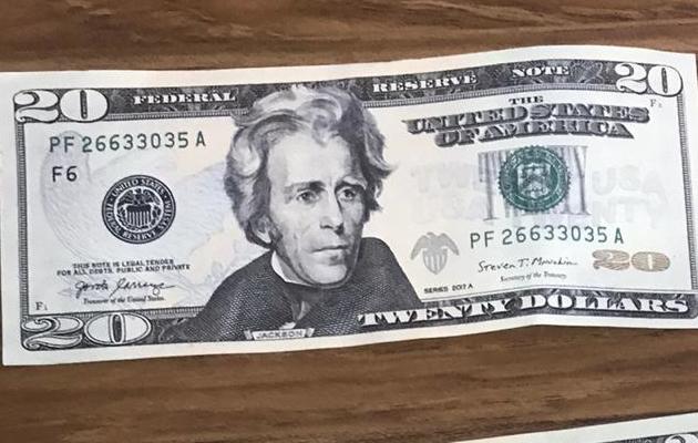 Los estafadores eligen billetes falsos de 20 dólares. (Foto Internet)