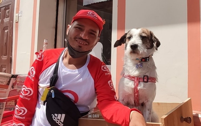 Humberto y ‘Lazy’ recorren las calles vendiendo helados y periódicos. (Foto cortesía Fundación Cielo Animal)