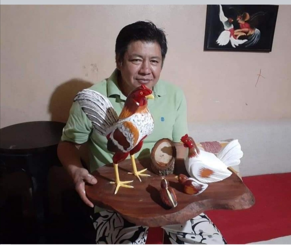 Carlos Toaquiza se especializa en artesanías en madera que hoy la familia las vende para cubrir los gastos de la medicación.