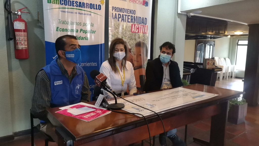 Los involucrados en la actividad social sellan el compromiso.