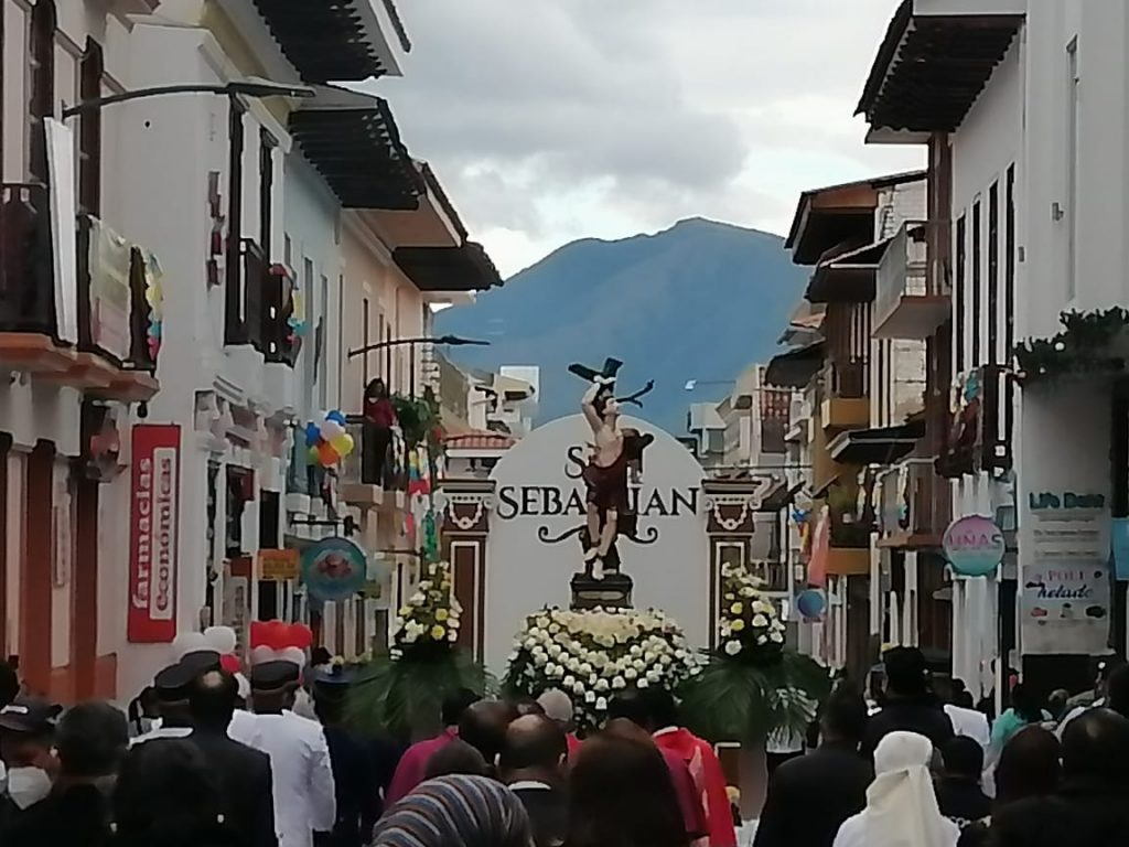 La imagen fue trasladada en un vehículo adornado con rosas, color blanco y amarillo.