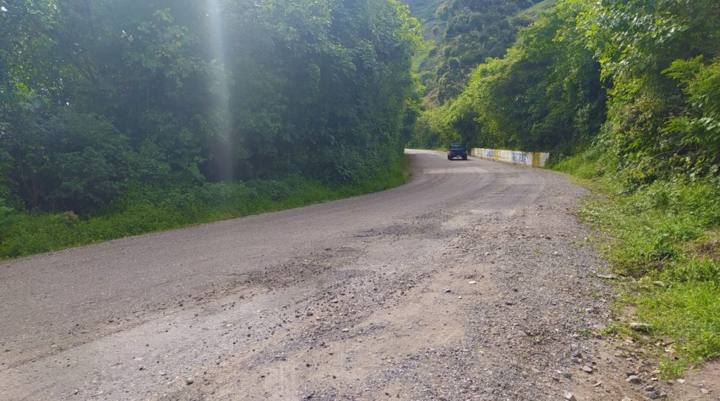 La capa de rodadura ha desaparecido en algunos tramos.