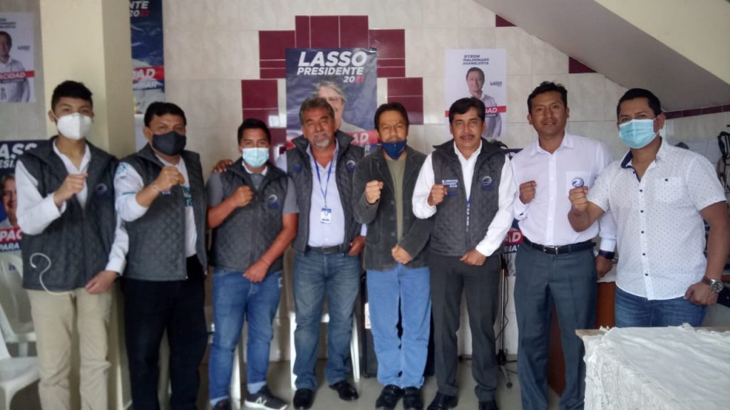 El dirigente nacional, Jhonny Fernando Aguilar, junto al directorio lojano del movimiento ‘Unidos Ecuador’.
