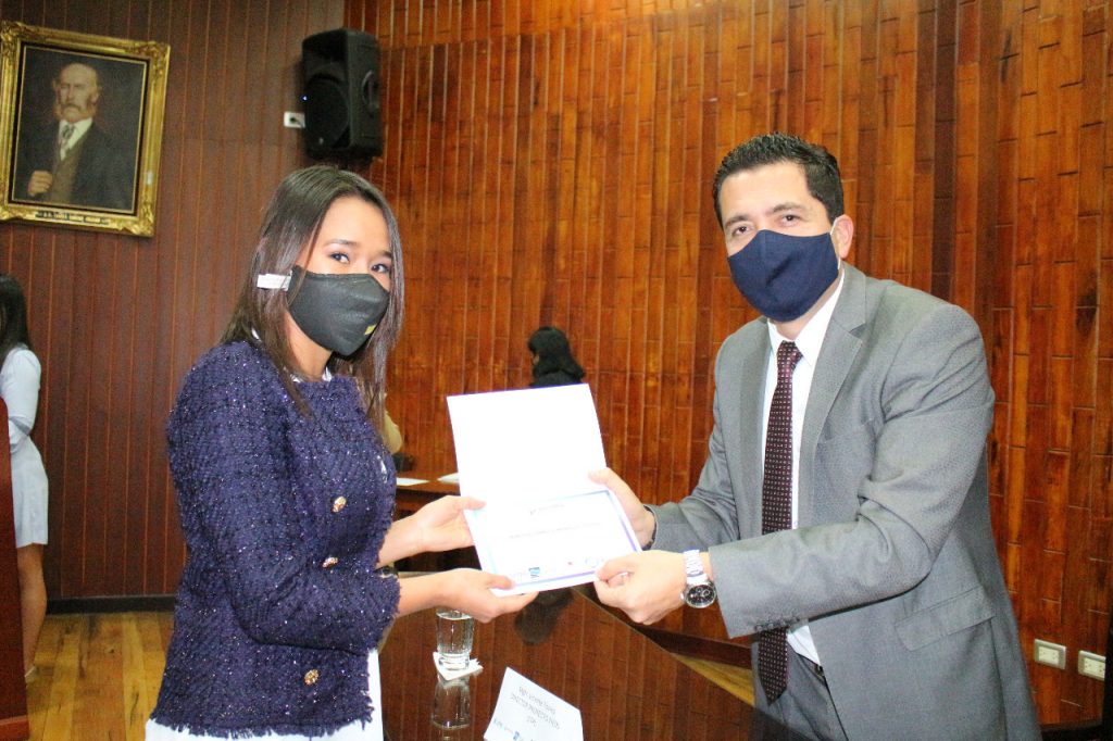Los emprendedores reciben un certificado.