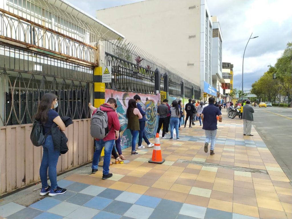 En los exteriores del Registro Civil de la ciudad de Loja, decenas de ciudadanos acudieron a obtener la cédula de identidad.