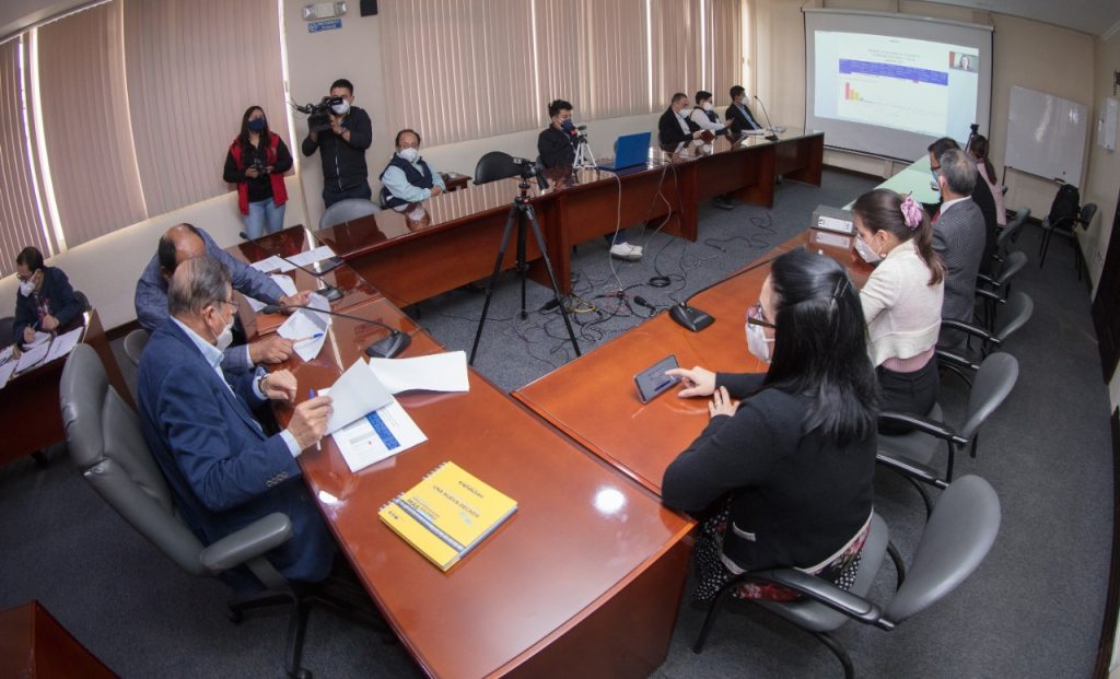 Todos los miércoles se cumple la reunión.