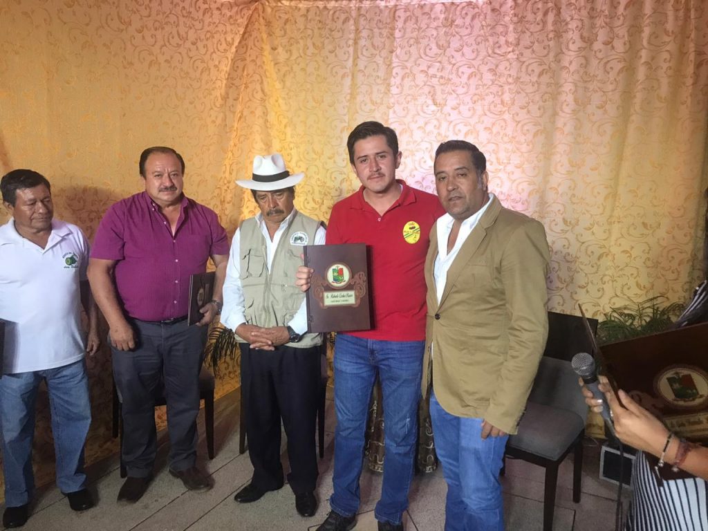 Los participantes recibieron unas placas de reconocimiento.
