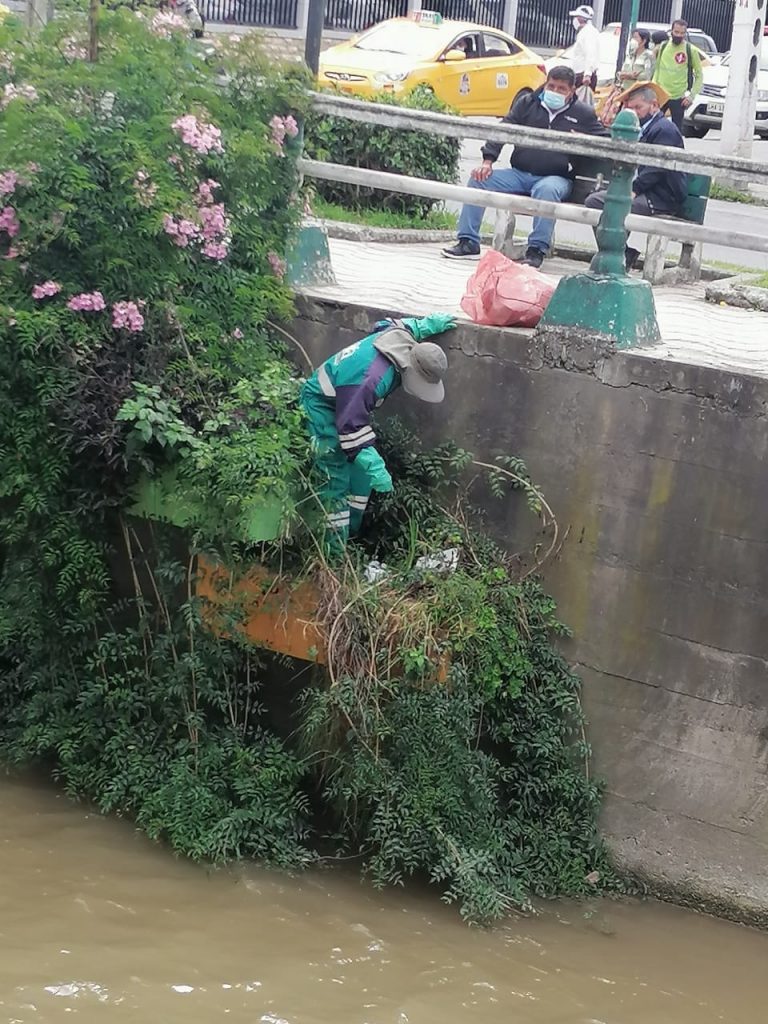 Los trabajadores realizan el adecentamiento, aunque prevén organizar mingas.