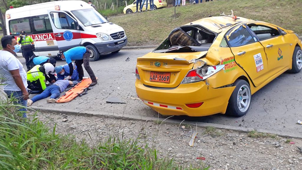 La mujer, que iba en el taxi, quedó inconsciente.