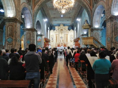 La imposición de la ceniza la realizan los religiosos.