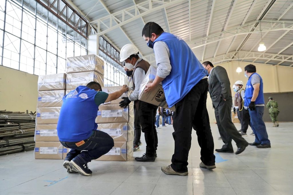 Personal del CNE descargó y ubicó los cartones de acuerdo al cantón.