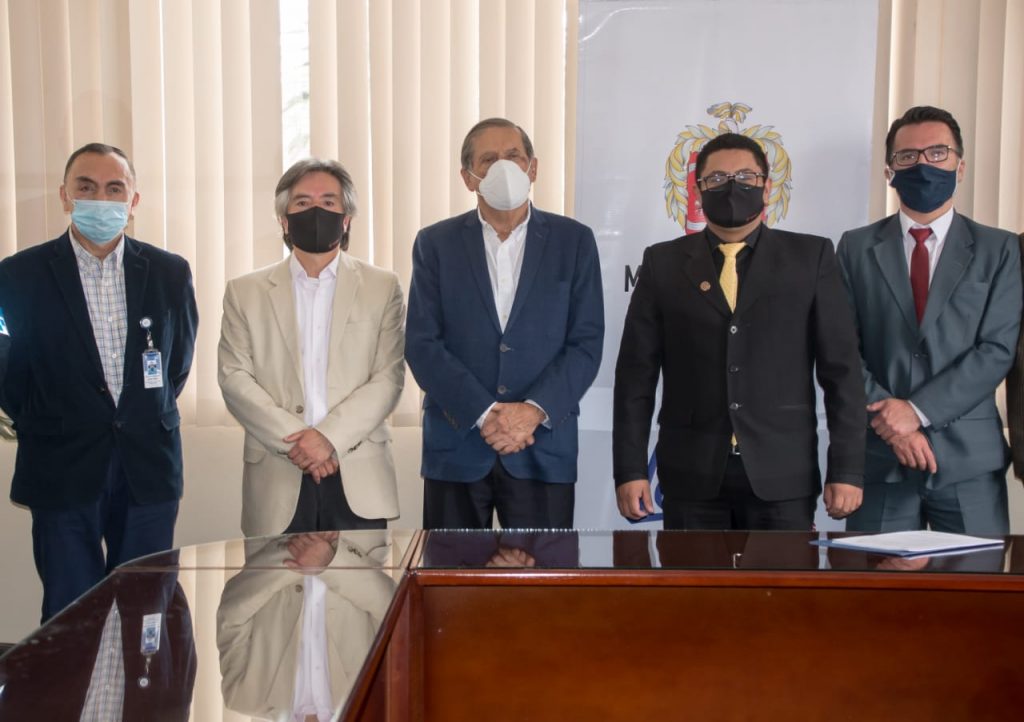 Las autoridades suscribieron el convenio.