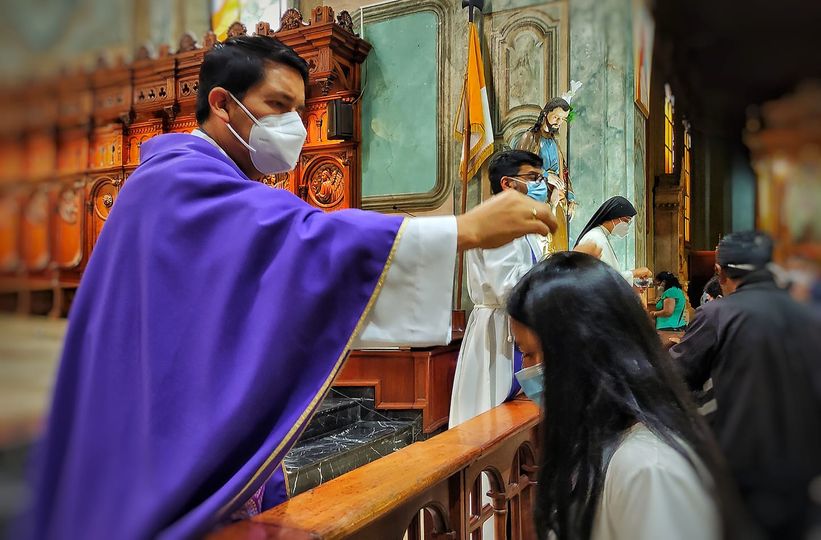 En La Catedral cumpliendo las medidas de bioseguridad se ubicó la ceniza.