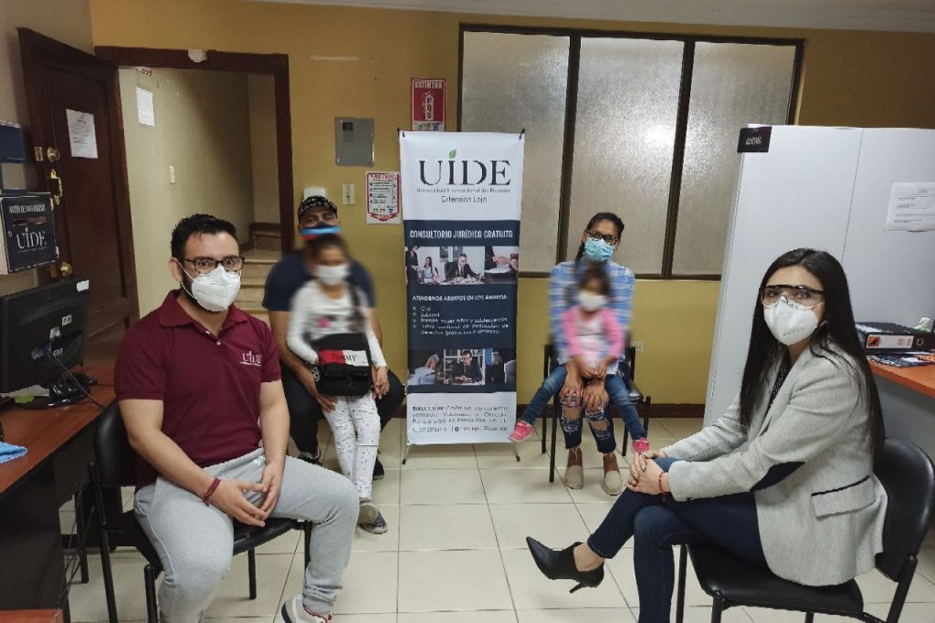 Los profesionales atendieron a unos usuarios venezolanos para recuperar sus dos hijas.