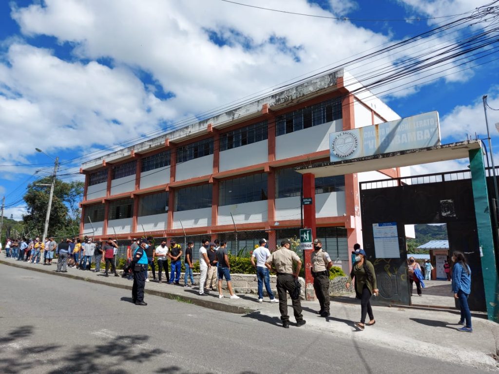En el Colegio Nacional Mixto Vilcabamba se cumplió el proceso democrático.