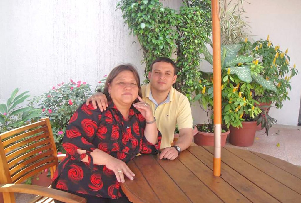 Lucía Sangurima Erráez junto a Wilson Jaramillo Sangurima, uno de sus tres hijos.