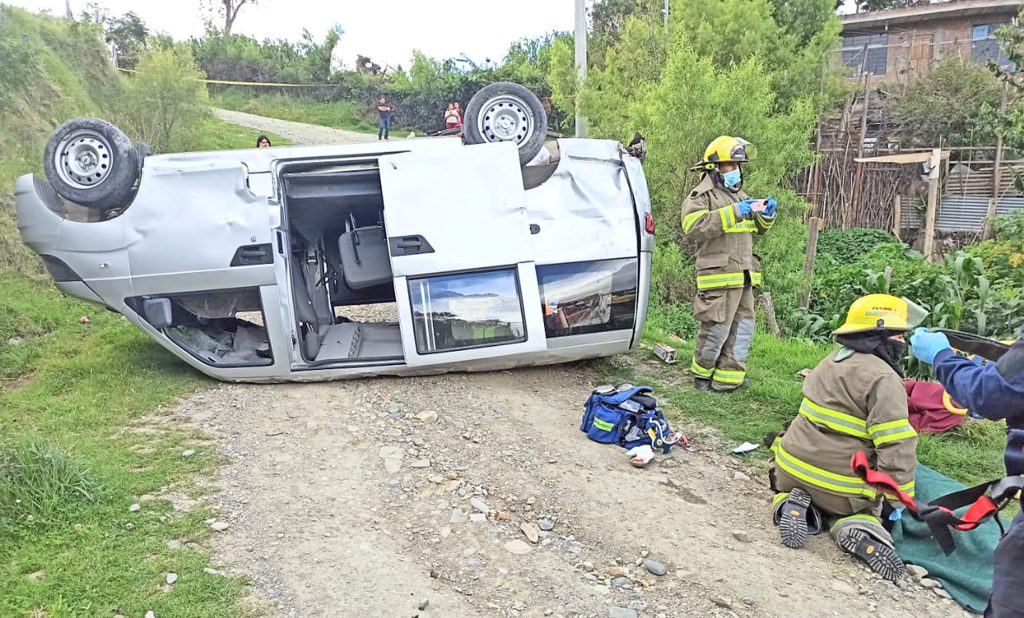 Los bomberos atendieron a la persona herida.