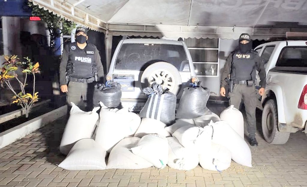 Los bultos con el maíz se arrojaron a la vía para que los policías no sigan ese vehículo. (fotografía de archivo)