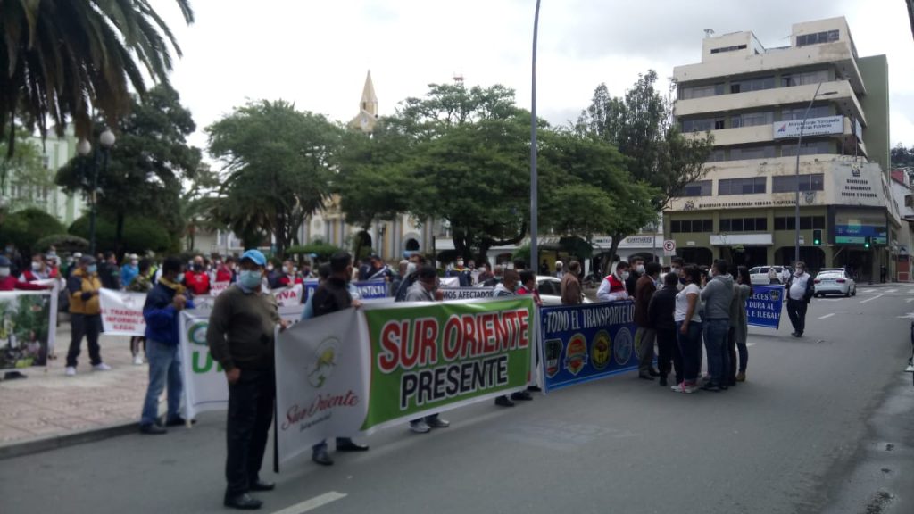 Frente a la Gobernación se concentró la marcha. Allí, una delegación pasó a entregar un pliego de peticiones a la autoridad oficial.