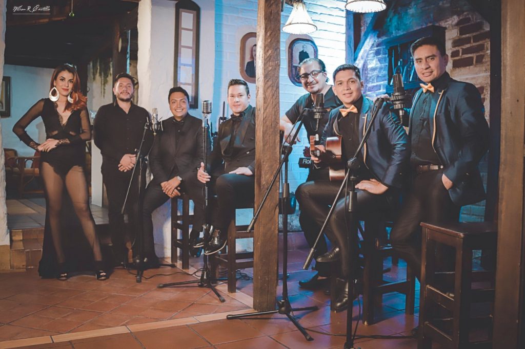 Los músicos y la modelo que participan en el video de ‘Sin decir adiós’.