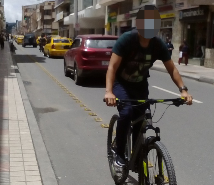 Este ciudadano va de sur a norte, en la calle 18 de Noviembre, donde la ciclovía es en sentido de circulación norte a sur.