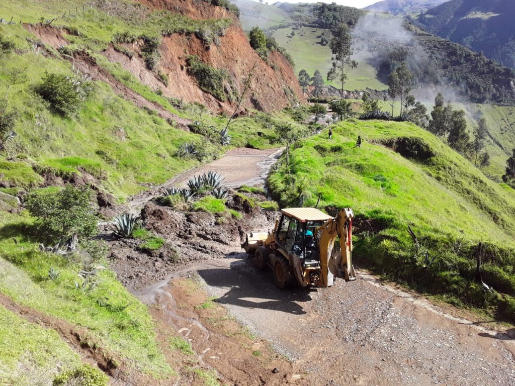 Maquinaria del Gobierno Parroquial procedió a despejar los obstáculos de la vía.