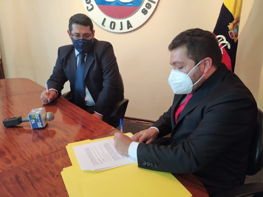 El presidente del CICL y el gerente técnico de HT Consultores, durante la firma del convenio.