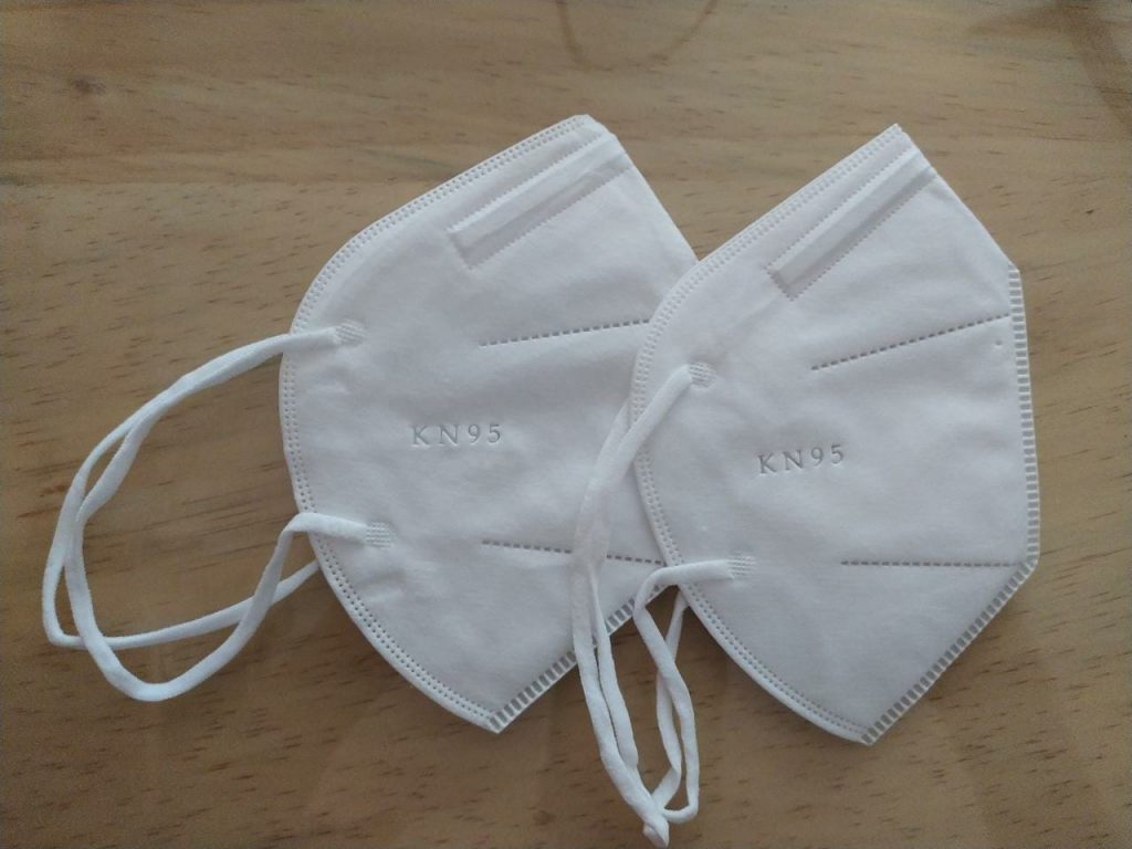 Las mascarillas N95 y KN95 son recomendadas porque sellan herméticamente el rostro.