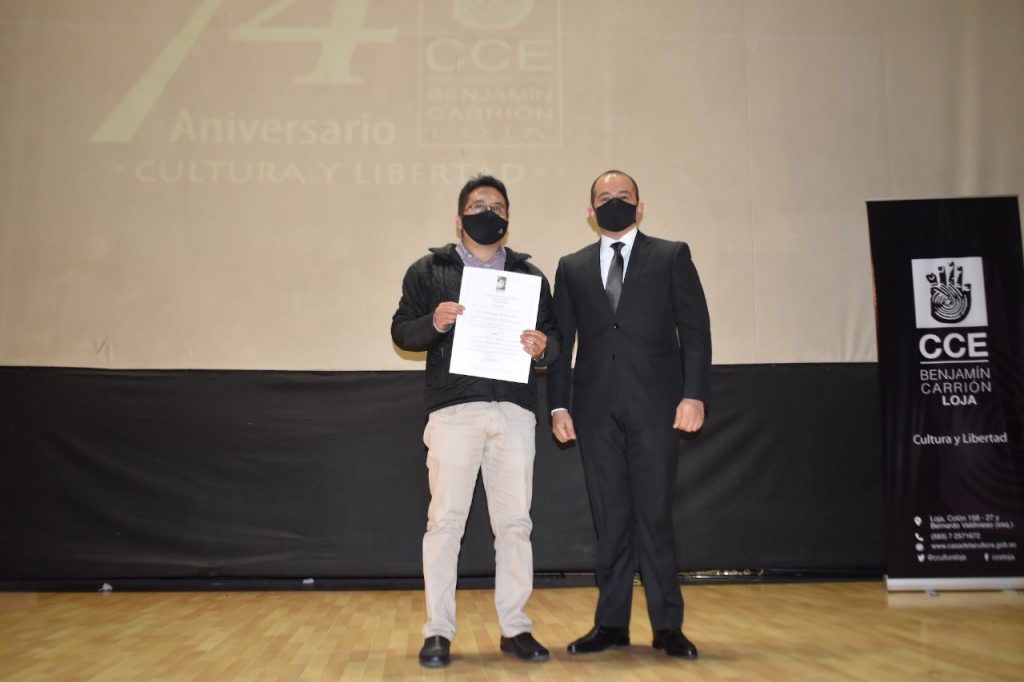 La CCE-L, a través de su director, Diego Naranjo Hidalgo, entregó un reconocimiento al escritor, por su triunfo cultural.
