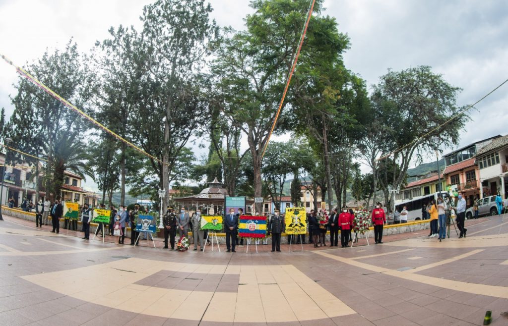 La colocación de ofrendas fue uno de los actos organizados por el Gobierno Parroquial.