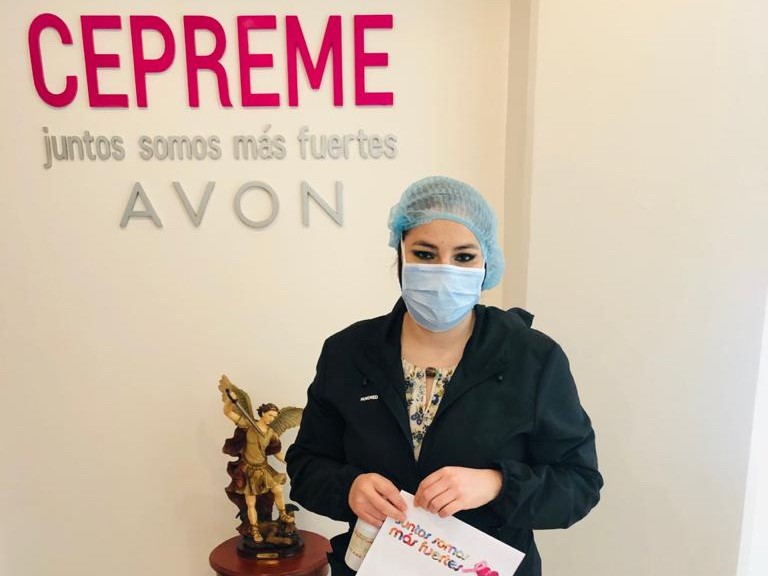Representante AVON durante el chequeo en la Fundación CEPREME.