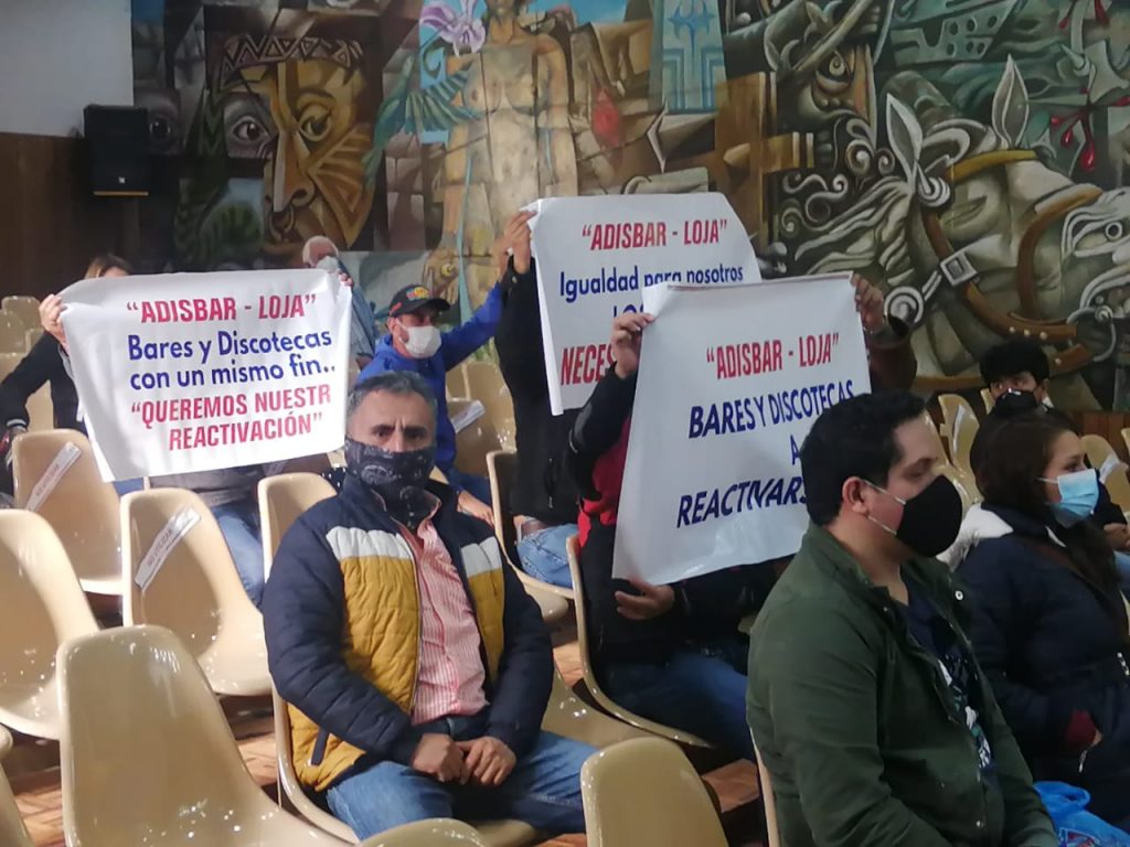 Al Cabildo de Loja acudieron las personas para solicitar que se les permita atender.