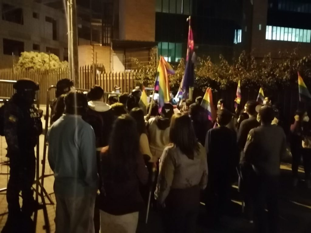 En las inmediaciones del Centro de Procesamiento Electoral en la noche de ayer se apostaron simpatizantes de una organización política.