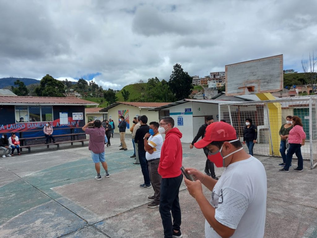 En el recinto de la Unidad Educativa Lauro Damerval Ayora también hubo aglomeraciones.