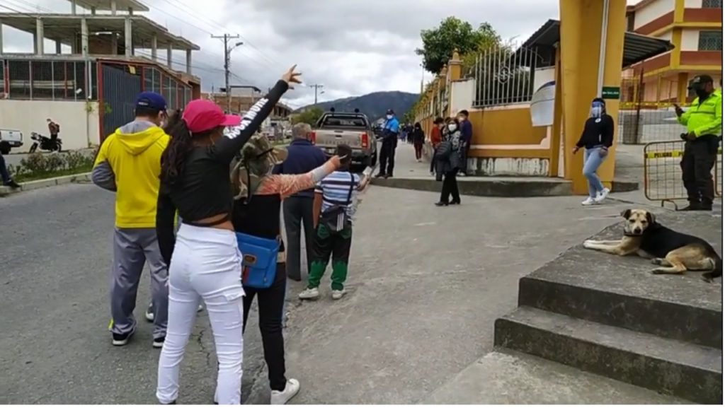 En varios recintos se apostaron los informales para realizar la actividad comercial informal.