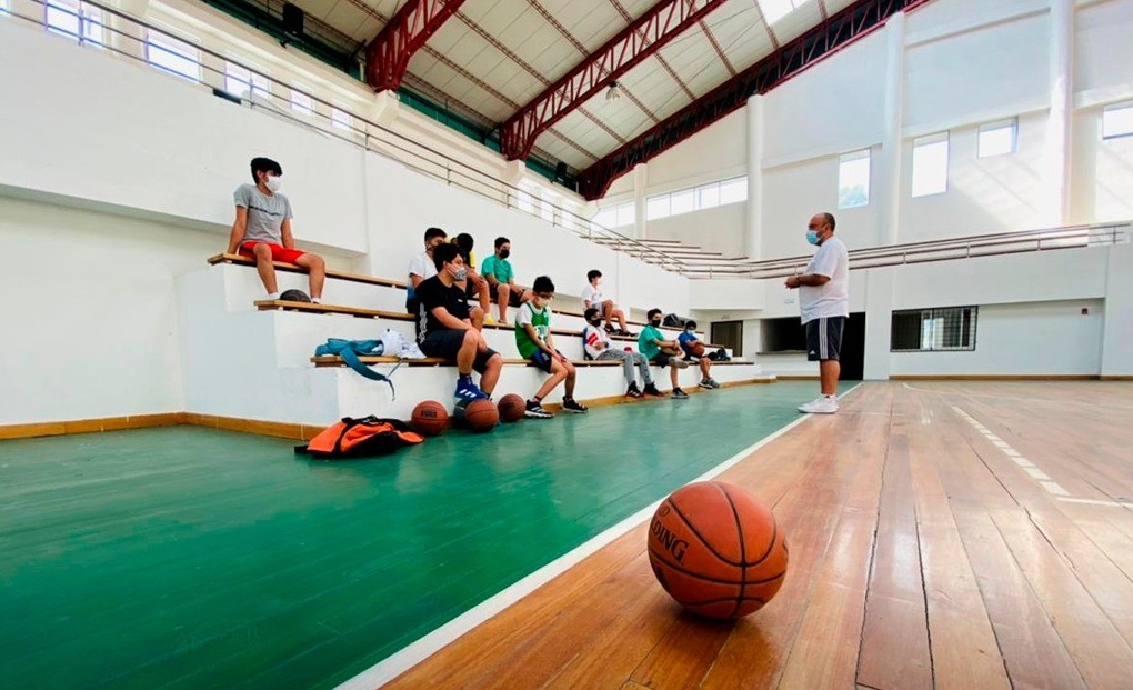 Los deportistas están trabajando en el Coliseo del Colegio Bernardo Valdivieso.