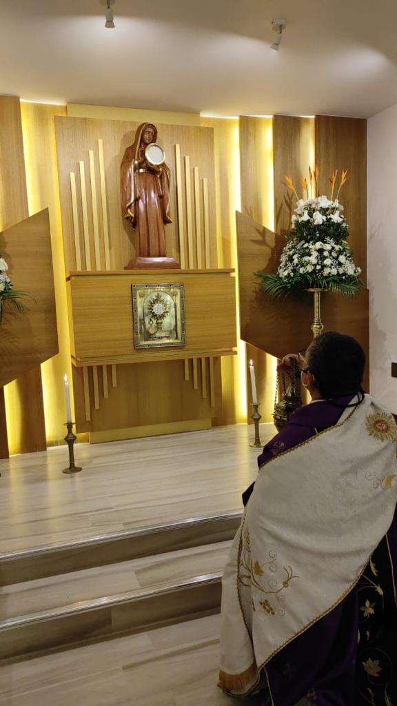 La capilla está disponible para que los fieles acudan a cualquier hora.