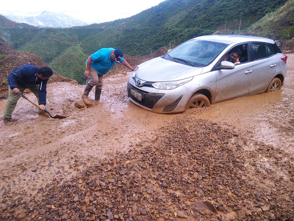 En la vía Loja-Catamayo hubo problemas por presencia de rocas y barro.
